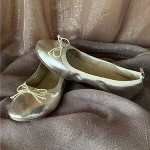 Kenneth Cole Reaction Women’s “Copy Tap” Gold Bow Ballerina Slippers-Size: 5.5